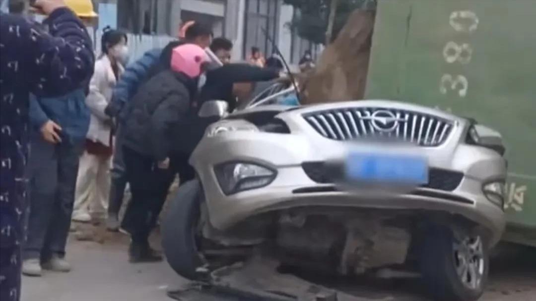 江西一渣土车侧翻压扁轿车致司机死亡，网友：城市一霸