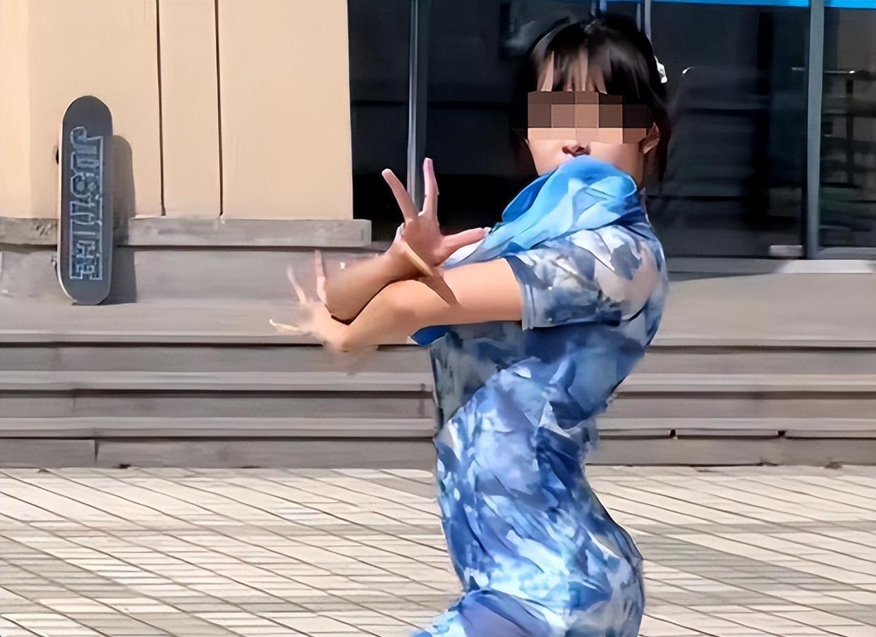 女大学生穿高叉旗袍跳舞,眼神娇媚颜值颇高,网友称其“擦边女”