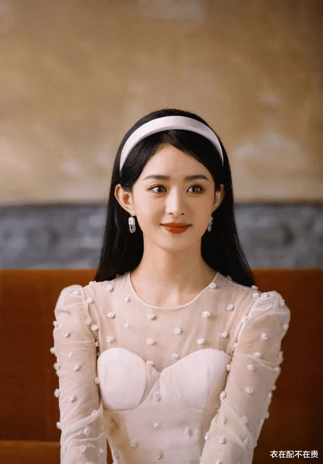 赵丽颖|赵丽颖挺会打扮，一身看似简单的白裙，却被她穿出了名媛的范儿