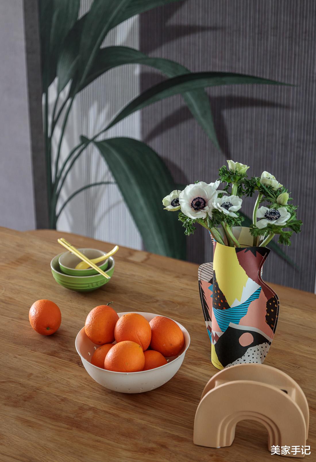 这对夫妻太有远见，坚持客厅摒弃阳台，电视墙打满柜子，场面实用大气