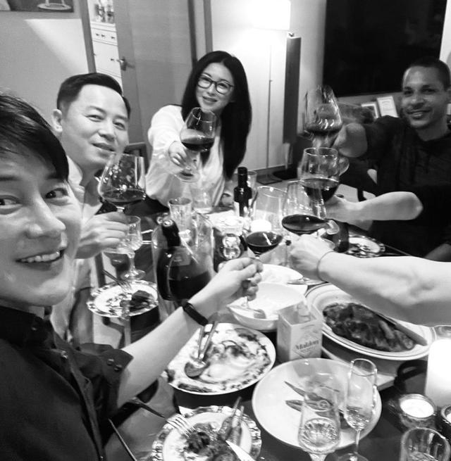 朱珠|朱珠丈夫晒照亲吻女儿，小公主罕见露笑容已无梨涡，豪宅装修简约