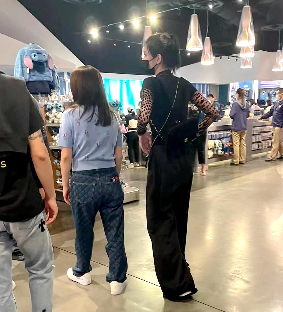 奚梦瑶|何猷君夫妇带儿子出游庆生，奚梦瑶背俩香奈儿包尽显赌王儿媳贵气