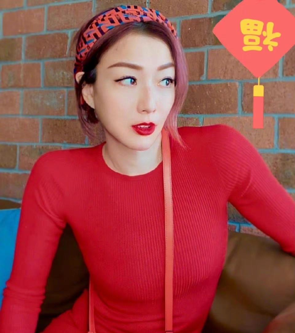 郑秀文|49岁郑秀文深夜晒美照，瘦成纸片人秀身材，深v露出身前大片美肌