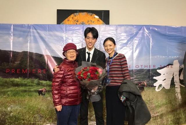 张艺谋|张艺谋居家日常,炒菜做饭陪孩子,妻子晒老公也晒大别墅!