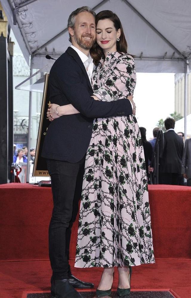 安妮·海瑟薇|安妮·海瑟薇好幸福：丈夫爱她十年不变心，儿子继承自己绝世美貌