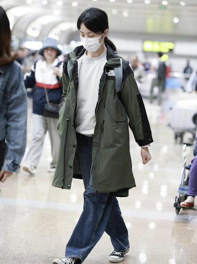 孙莉|孙莉带二女儿出行,多妹温婉可人,母女时尚感十足!