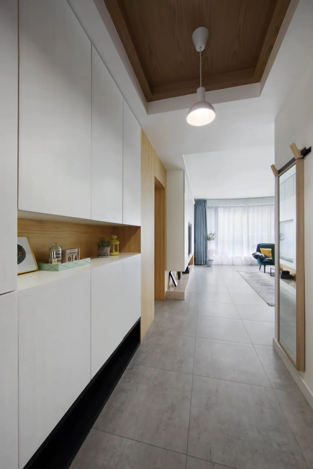 进门后是长玄关，如何设计更加实用而不压抑呢？