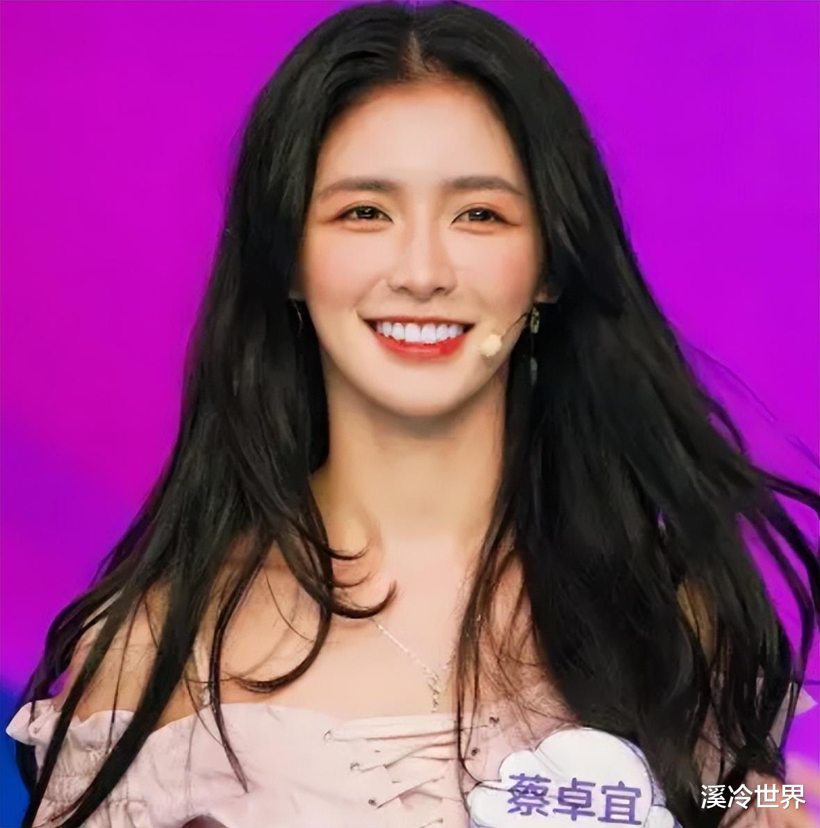 蔡卓宜|蔡卓宜因家境贫寒，22岁嫁富商，离婚后来中国发展，如今活成这样