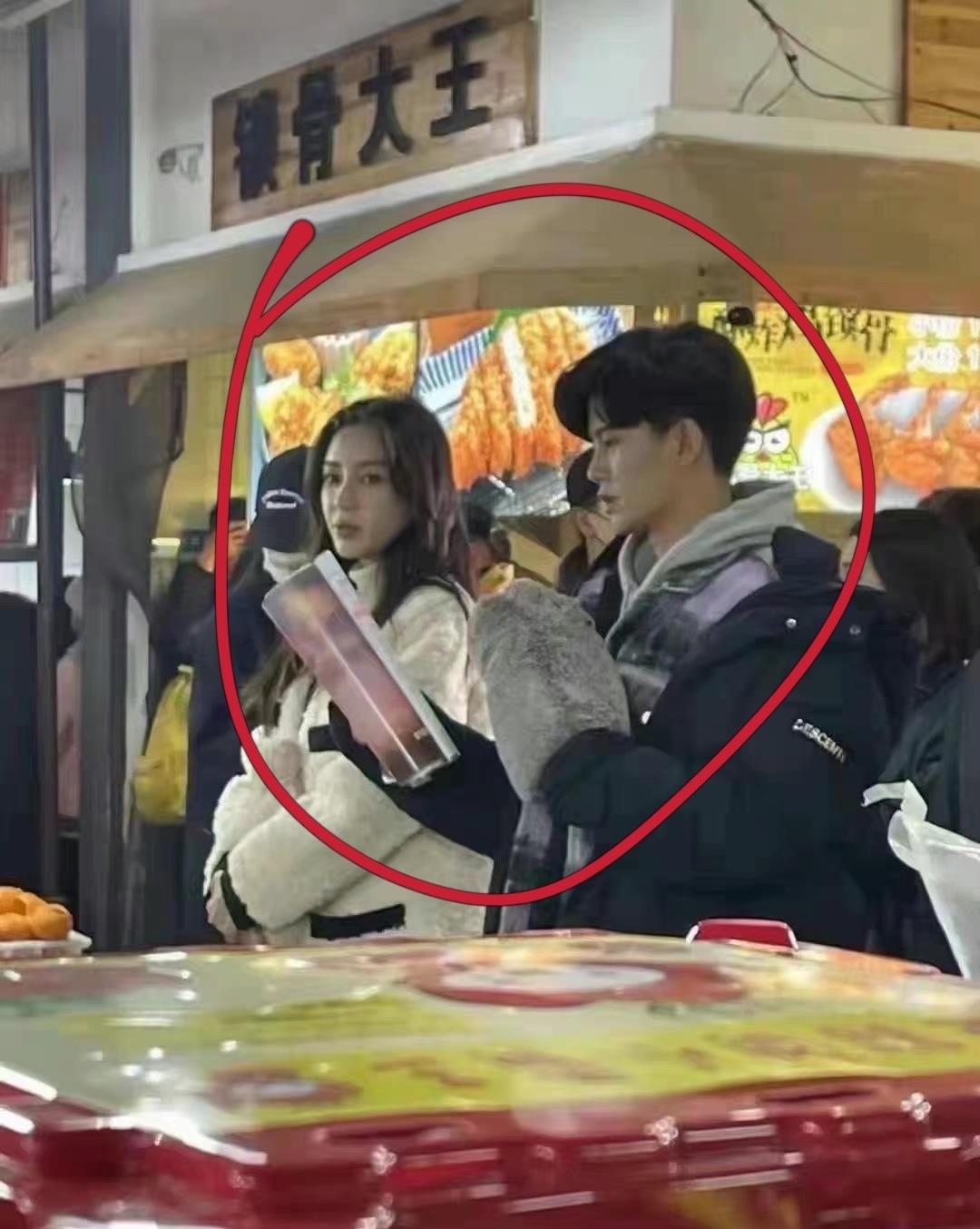 李靓蕾|baby和任嘉伦疑“牵手”逛菜市场！不怕冷穿超短裙，颜值太像姐弟