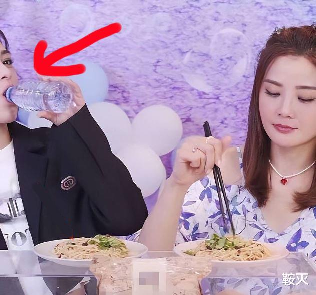 Twins|Twins直播吃面条，吃相狼狈，港星已成过去式