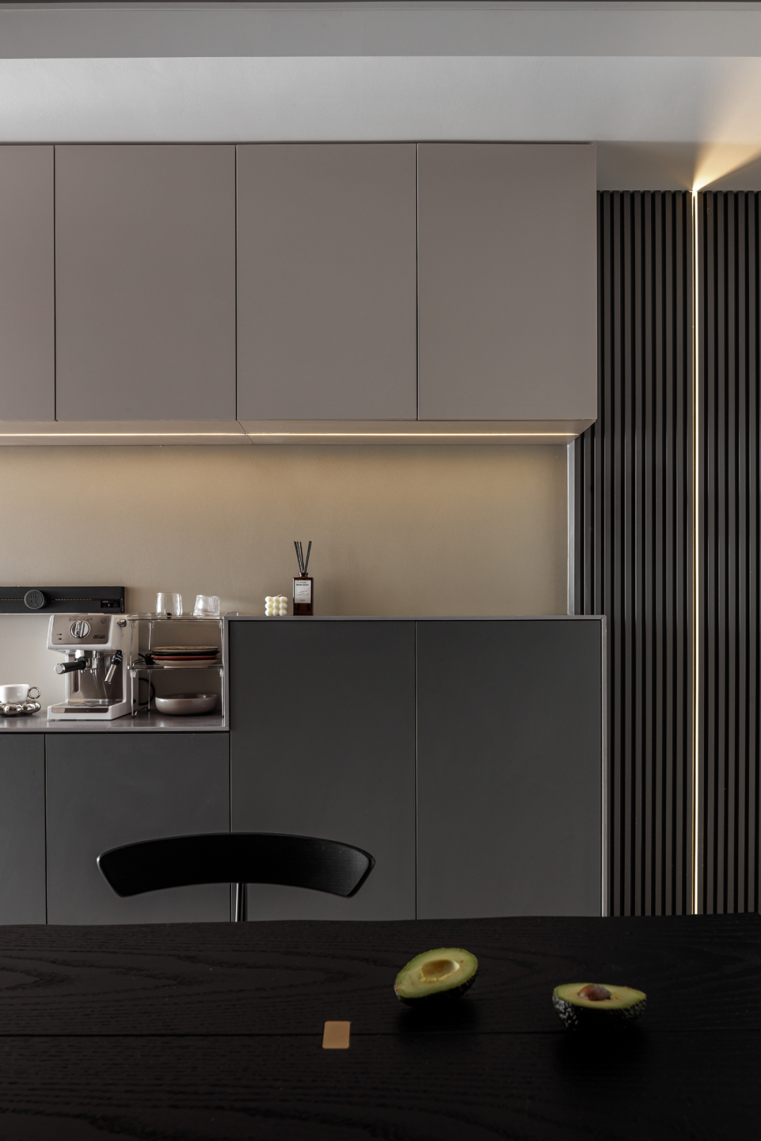 96㎡极简风格,无彩色空间+乐高收纳柜,内敛的居家氛围!