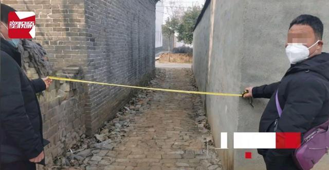 河南:男子3年没回家,到家发现巷口被邻居霸占一半,喊来挖机拆墙