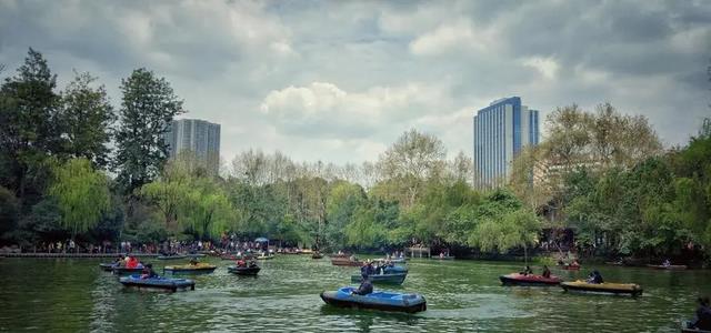 新疆维吾尔自治区|一座“慵懒”的城市,打打麻将,品一壶好茶,外国人巴适的不想走