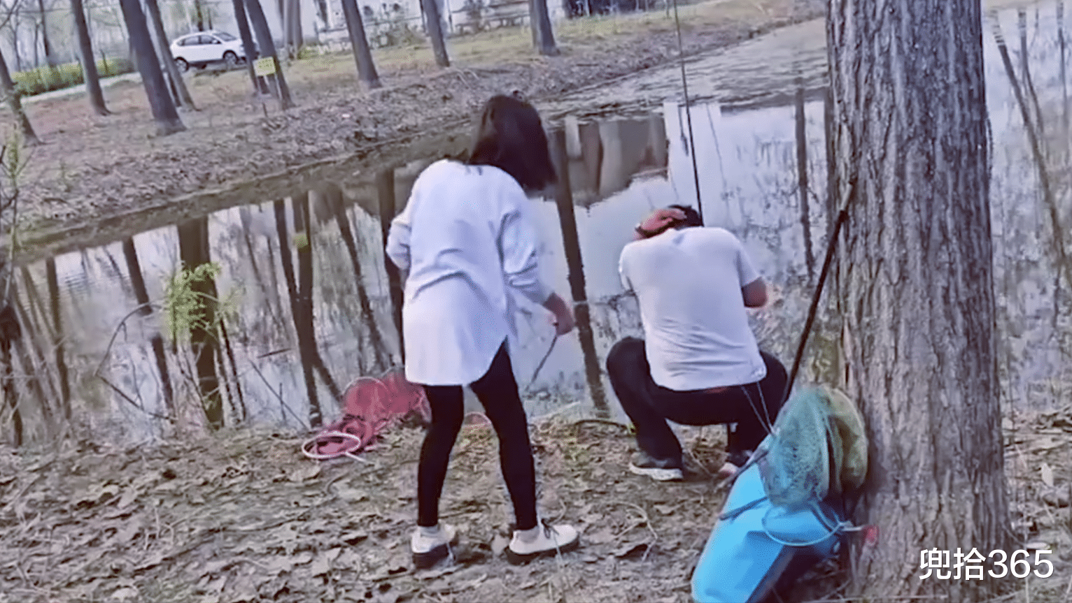 |安徽一男子钓鱼被老婆暴打，把旁边钓友吓坏了，提着东西拔腿就跑