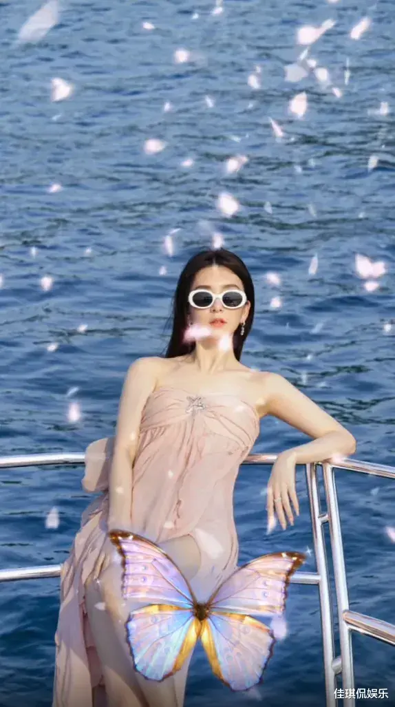 冯巩|34岁方媛秀白嫩大腿，光脚坐豪华游艇出海，身材火辣不似俩孩子妈