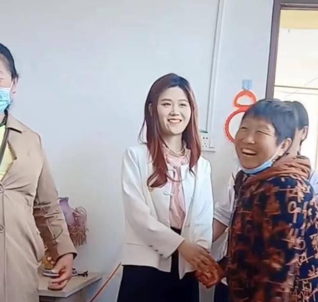 陈萌|大衣哥新儿媳陈萌开启带货惹争议,网友:下一个陈亚男?