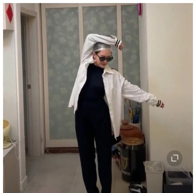 小S|43岁小S晒出与黑人陈建州合照,头顶白发遭网友热议