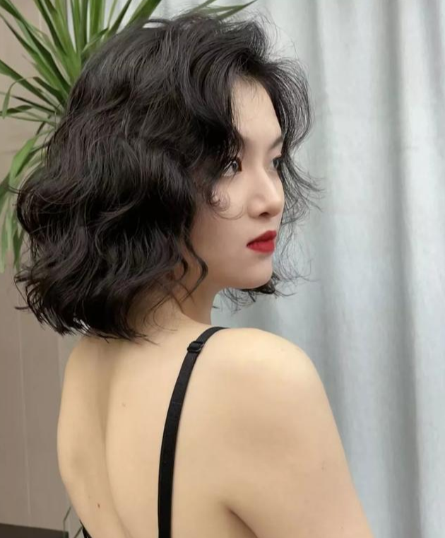 发型|发型无论直和卷,选对都能美出圈,这16款堪称榜样