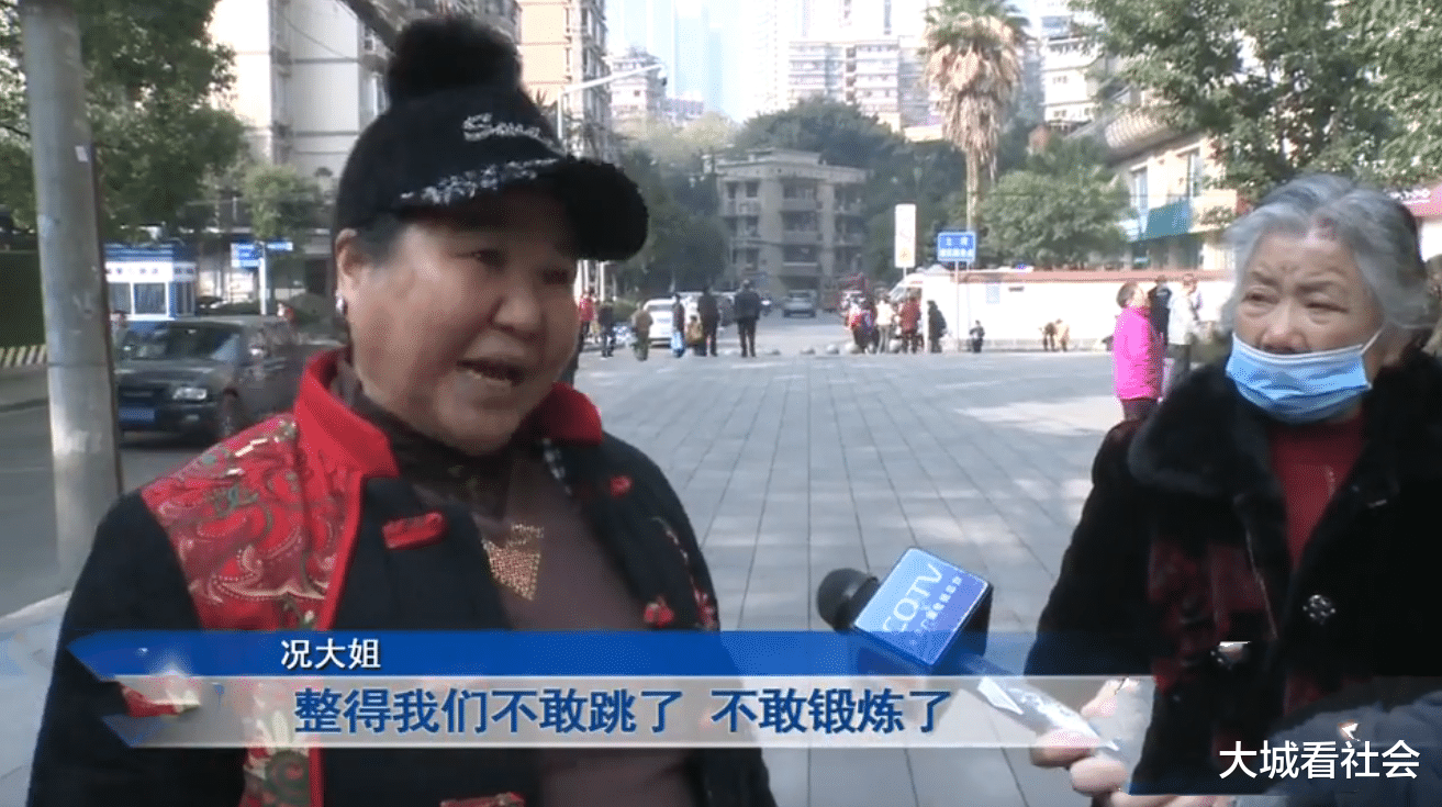 重庆多位大妈跳坝坝舞,被楼上居民泼粪报复,大妈:以后不敢跳了