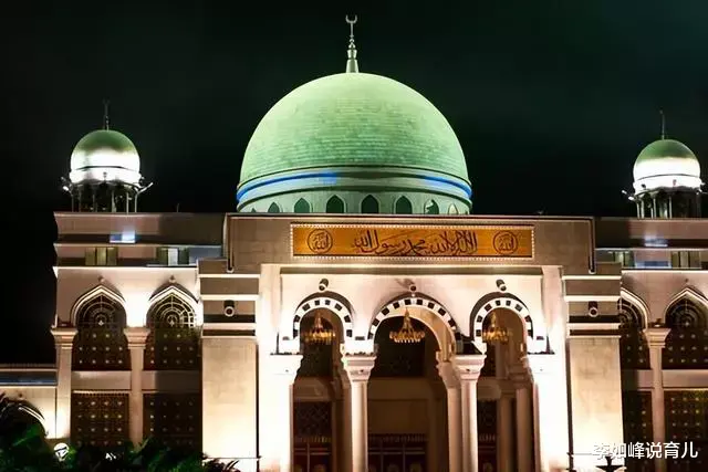 长白山|云南小镇藏着最大的清真寺，本土人捐献1。5亿建立而成，太气派了