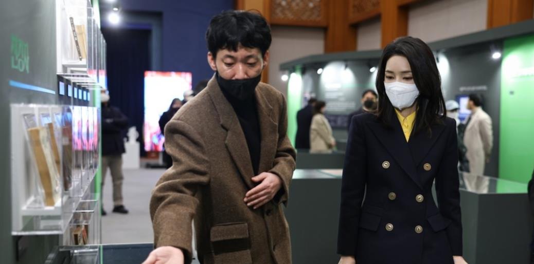 连衣裙 51岁金建希新照！一头黑长直披肩变御姐范儿，摘下口罩后侧颜好嫩