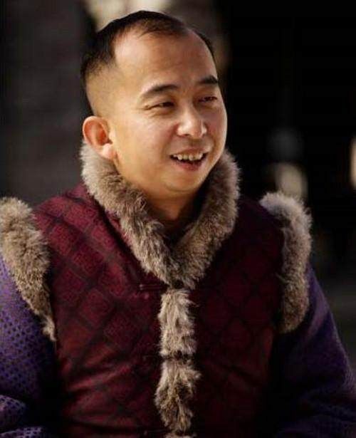 巨兴茂|他是娱乐圈“知名丑星”，绰号小老鼠，如今身价过亿娶美女老婆