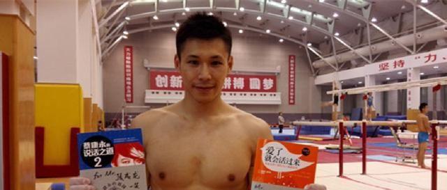 张成龙|体操冠军张成龙：出身普通却被富婆倒追3年，今一家三口生活甜蜜