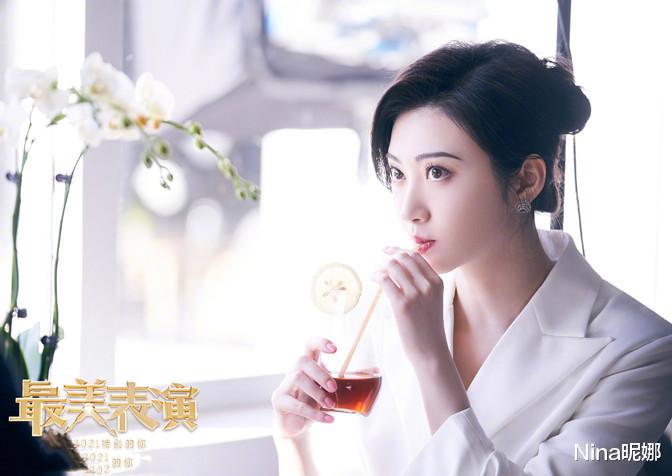 景甜 33岁景甜终于换发型!掀起刘海扎盘发高级大气,真空穿西装快认不出