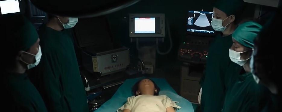 误杀2|在《误杀2》中最后不管小虫能不能救活都会是一个悲剧