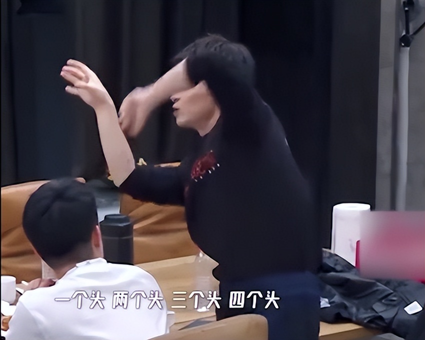 鹿晗|鹿晗的高中初吻给了她，追了3年才追上，去当练习生后女生提分手