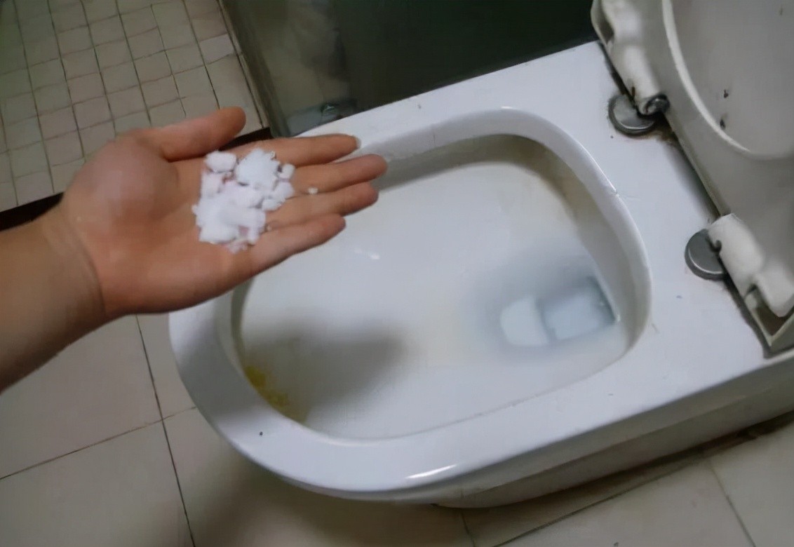 马桶三天不刷就有黄渍!保洁阿姨教你几招,马桶干净无异味