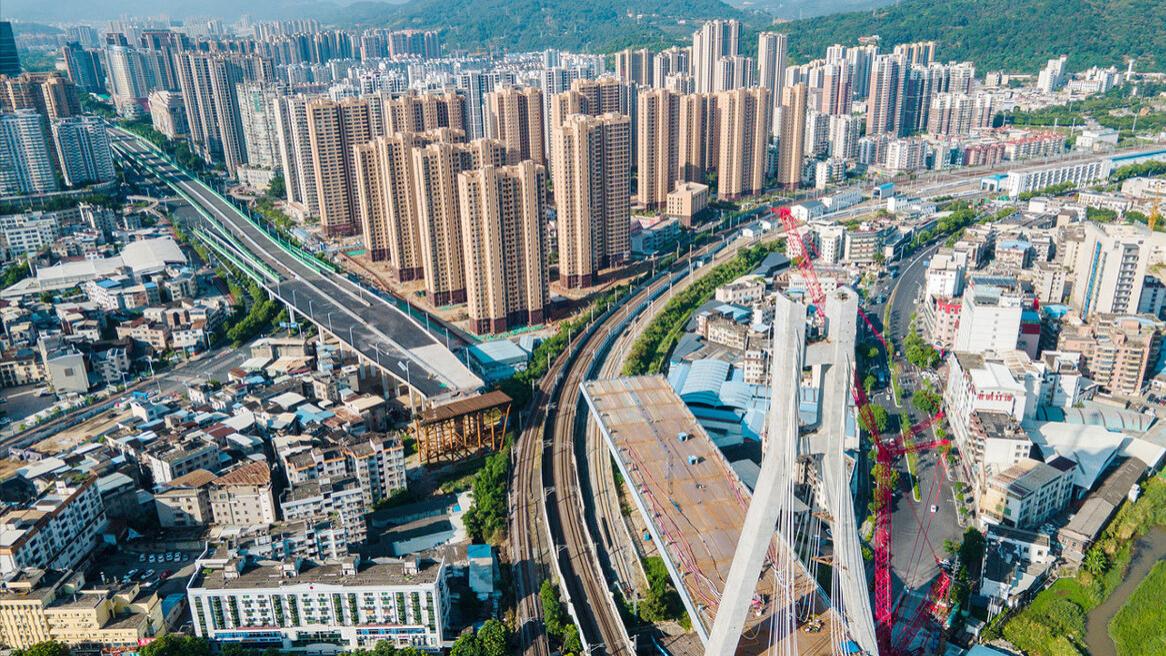 你见过会旋转的桥梁吗？高科技转体施工，看高架桥如何建在高铁上