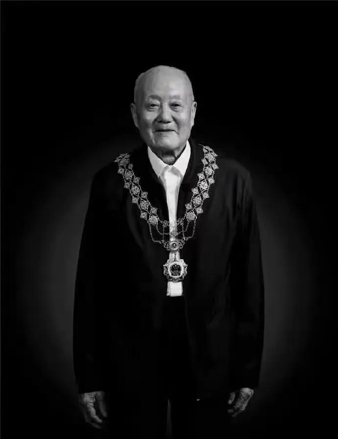 妻子在张富清遗体旁痛哭不愿离去,享年98岁,俗事太多