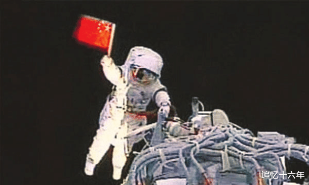 翟志刚|祝贺!翟志刚少将,荣获新的功勋奖章,儿子翟天雄首次亮相