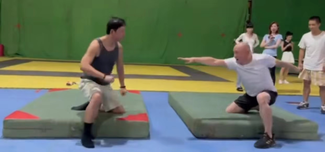 潘粤明|潘粤明与新女友感情稳定?深夜和美女坐豪车同行,女方肤白颜值高