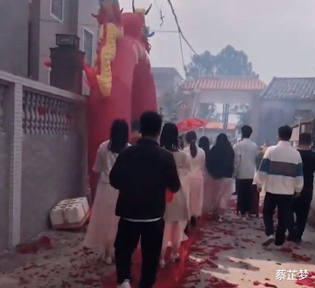 广东一新娘出嫁1分钟走到新郎家,连婚车都省了,网友:门当户对