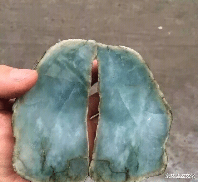 翡翠|土豪5000拿下巴掌大的石头,切开出现多条裂纹,不曾想成品竟出乎意料