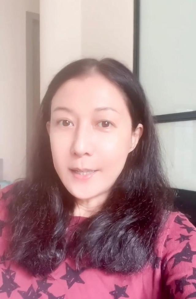 48岁港星吴绮莉生活拮据，转行干装修卖保险，网友感叹好可怜