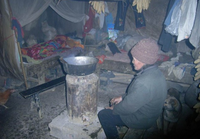 陕西悍匪董震,父母接连被害彻底爆发,当晚手持菜刀灭仇人全家!