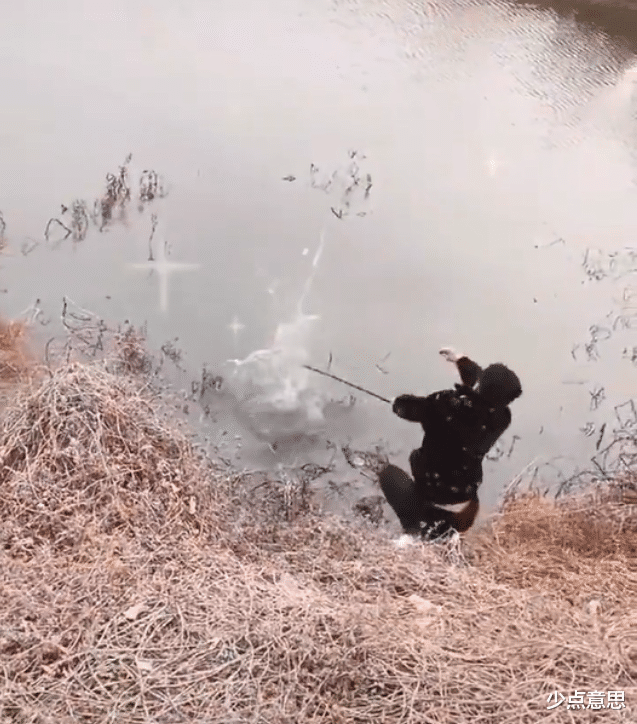 |一女子心情不好，趁男子钓鱼直接扔砖头，“就想干点不是人的事”