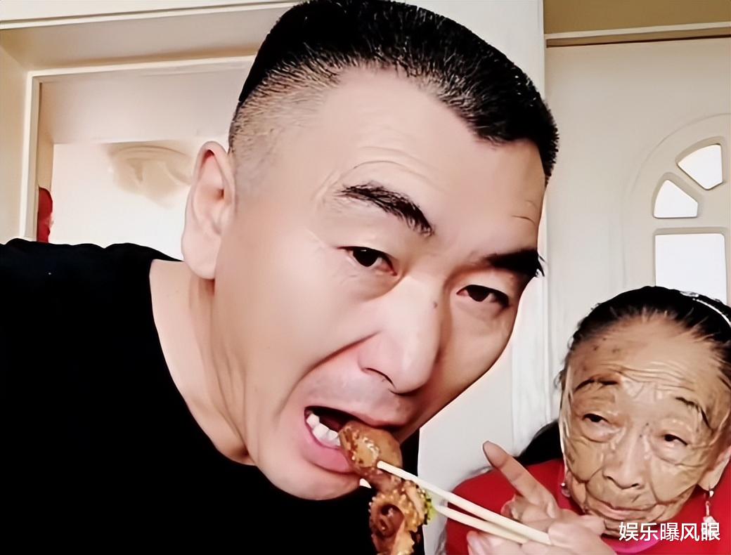 李玉成晒85岁马玉琴吃饭视频,满盘子扒拉引争议,网友:什么毛病