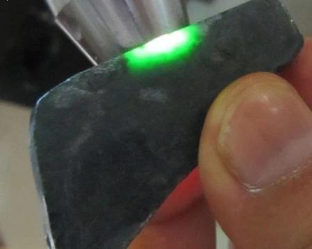 翡翠|13种翡翠原石灯下现原形