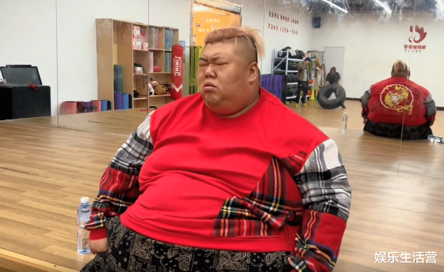 疯狂 600斤胖猴仔双腿青黑，水中减肥引争议，网友：肥肉会沉底？