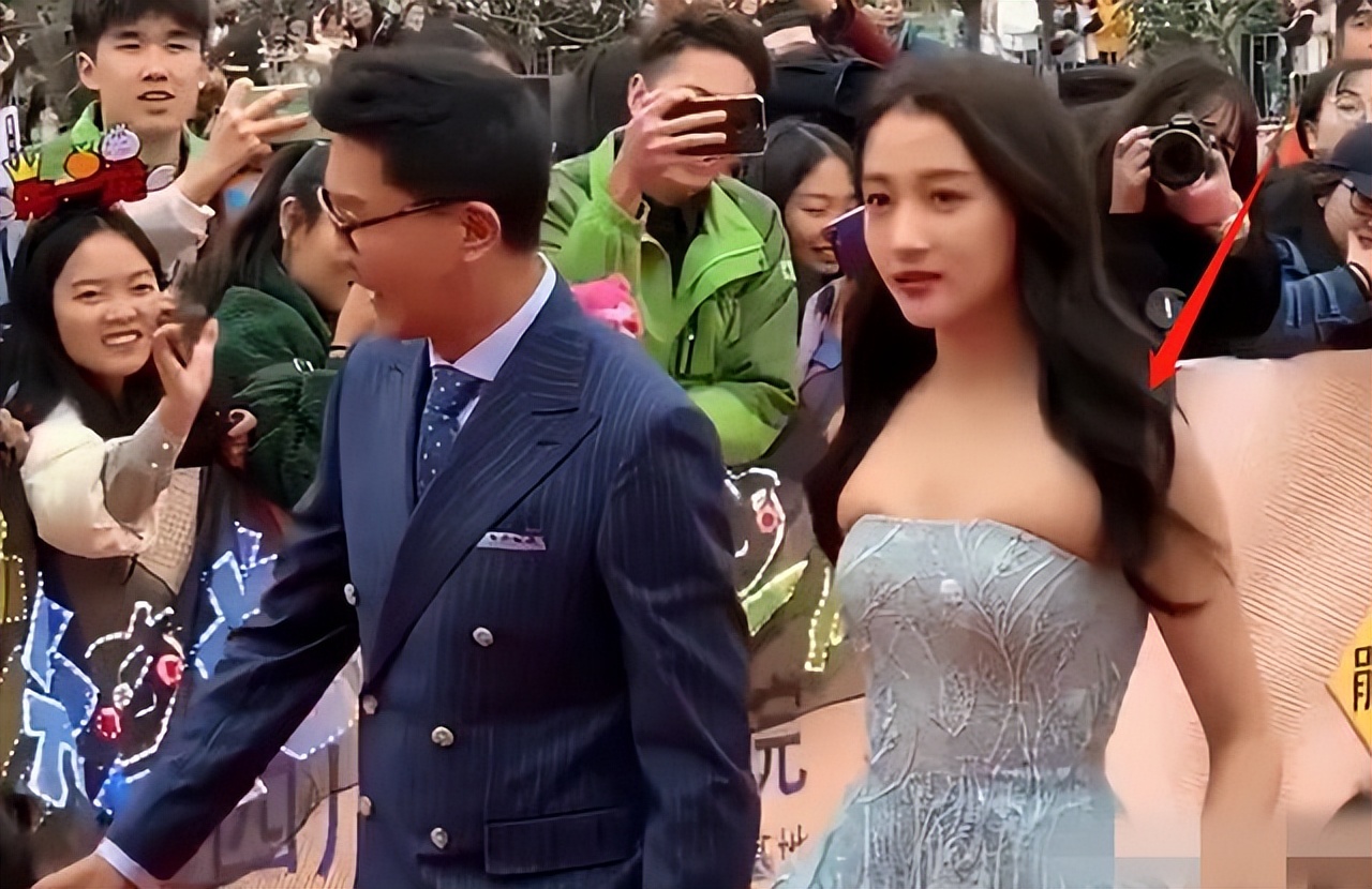 关晓彤|黑红也是红,关晓彤造型师掌握流量密码每次走红毯她都反其道而行