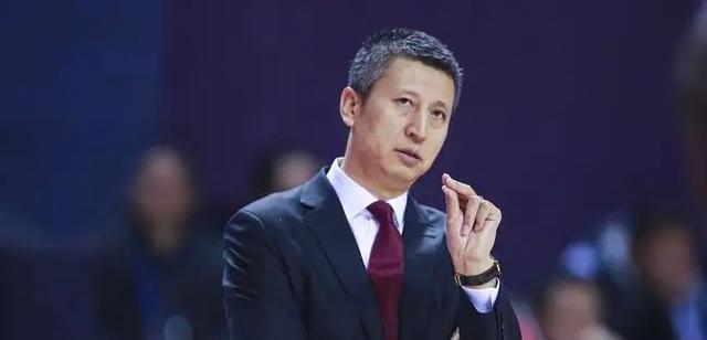 约基奇|郭艾伦前队友得意忘形！赢球用拳头+口号羞辱郭士强，原帅不该记仇