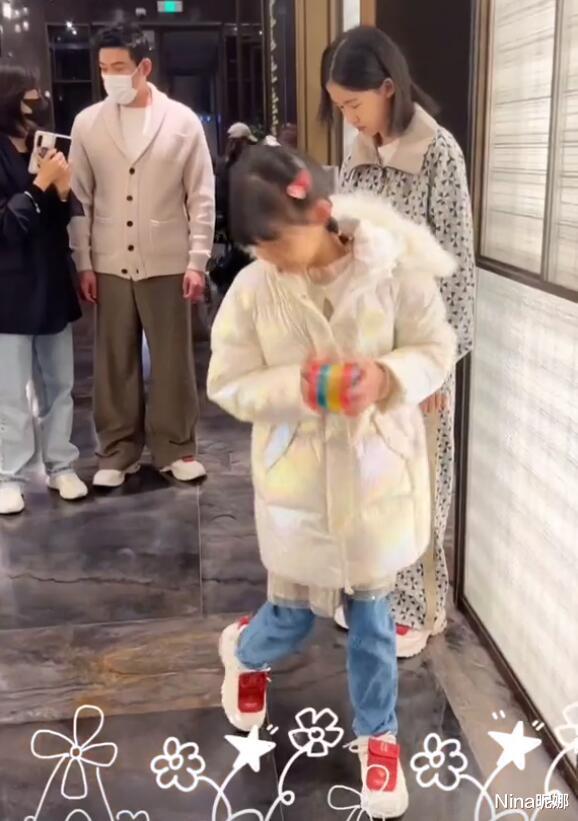 陆毅|陆毅女儿街头嬉闹!13岁长女穿4千运动装好阔绰,五官平淡没爸妈高级