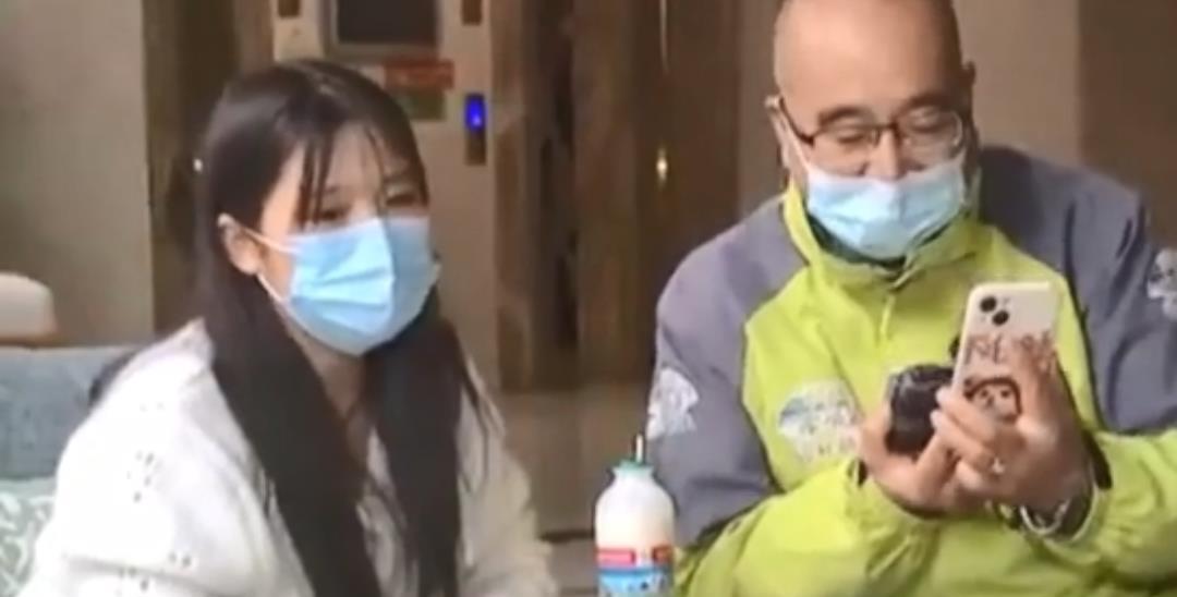 丈夫回家敲门半天才开,妻子醉眼迷离和男同事在一起:喝喝酒而已