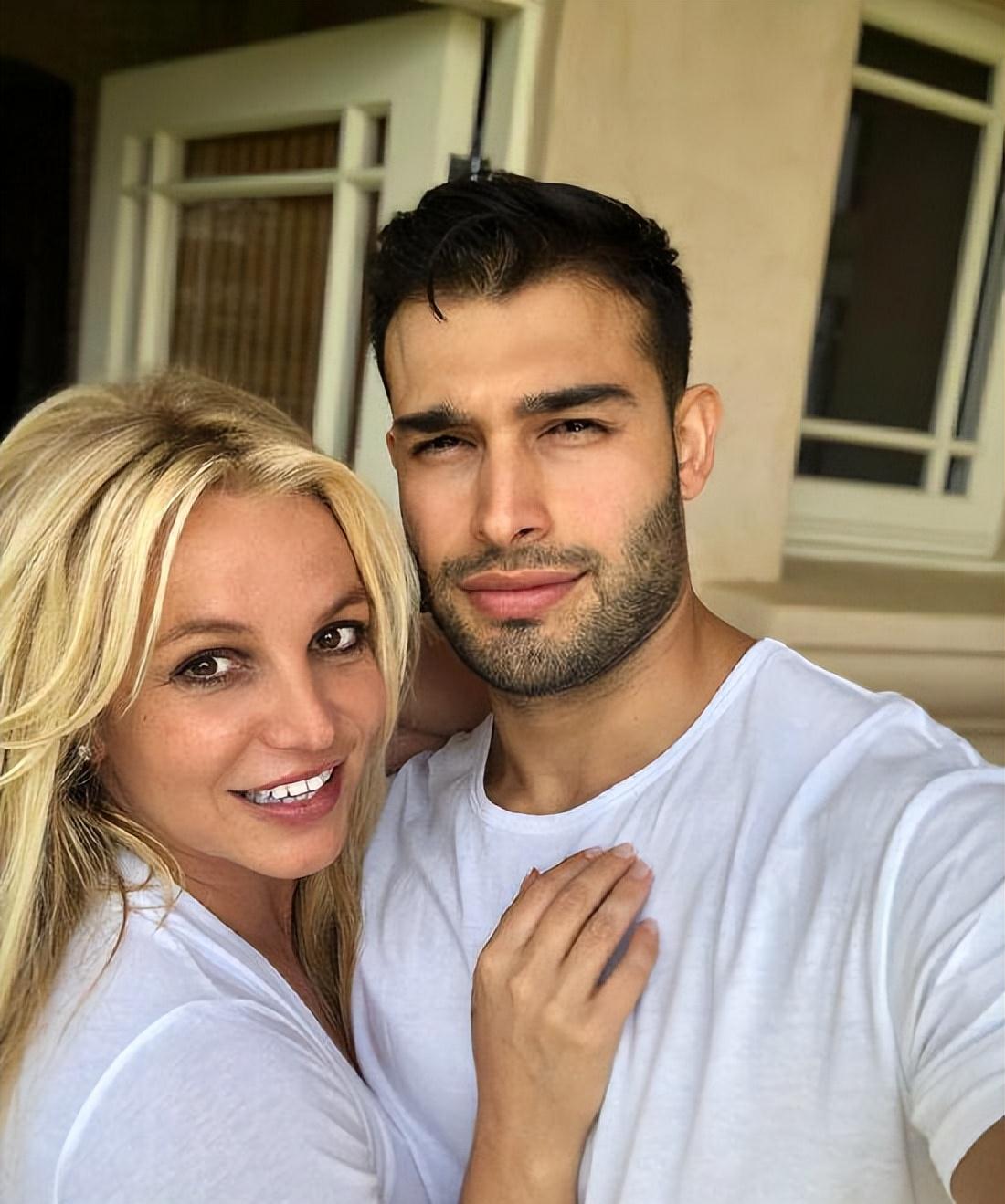 布兰妮·斯皮尔斯|40岁布兰妮喜得三胎,与28岁男友秀恩爱,晒鸽子蛋钻戒