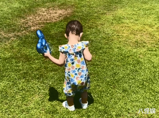 林峰|林峯夫妇带娃游玩，1岁格格追蝴蝶热得满头大汗，投喂爸爸好贴心