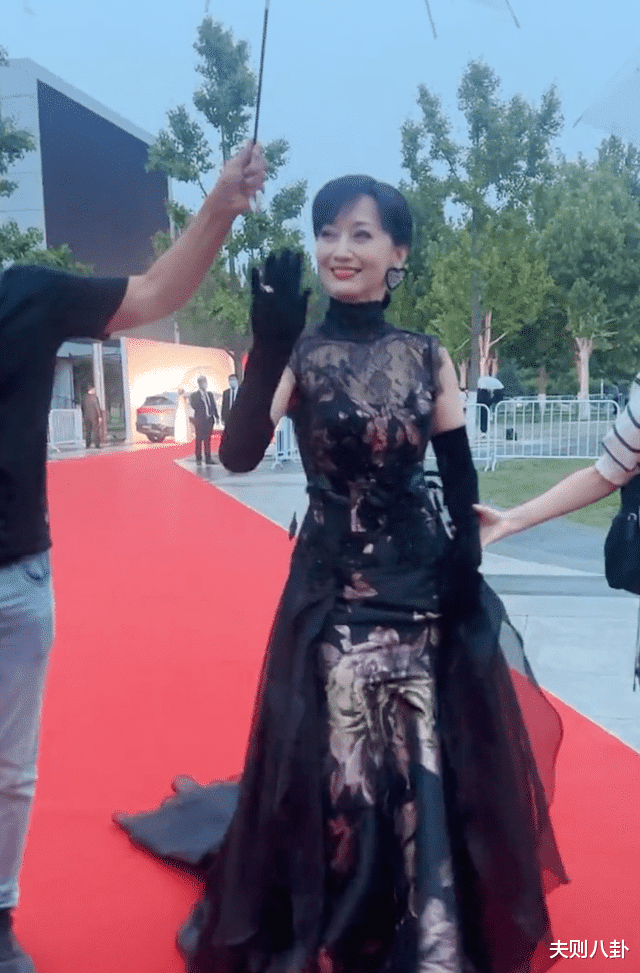 赵雅芝|68岁赵雅芝穿纱裙走红毯！专人打伞裙摆拖地，“有内味了吗？”